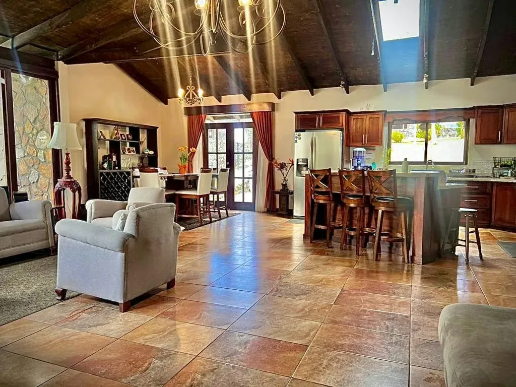Casa de una planta en venta, estilo rústico y finos acabados, con amplia zona verde en un terreno de 4.522 M. Cuenta con espacio para 10 vehículos o más, al aire libre gracias al ..., photo 11