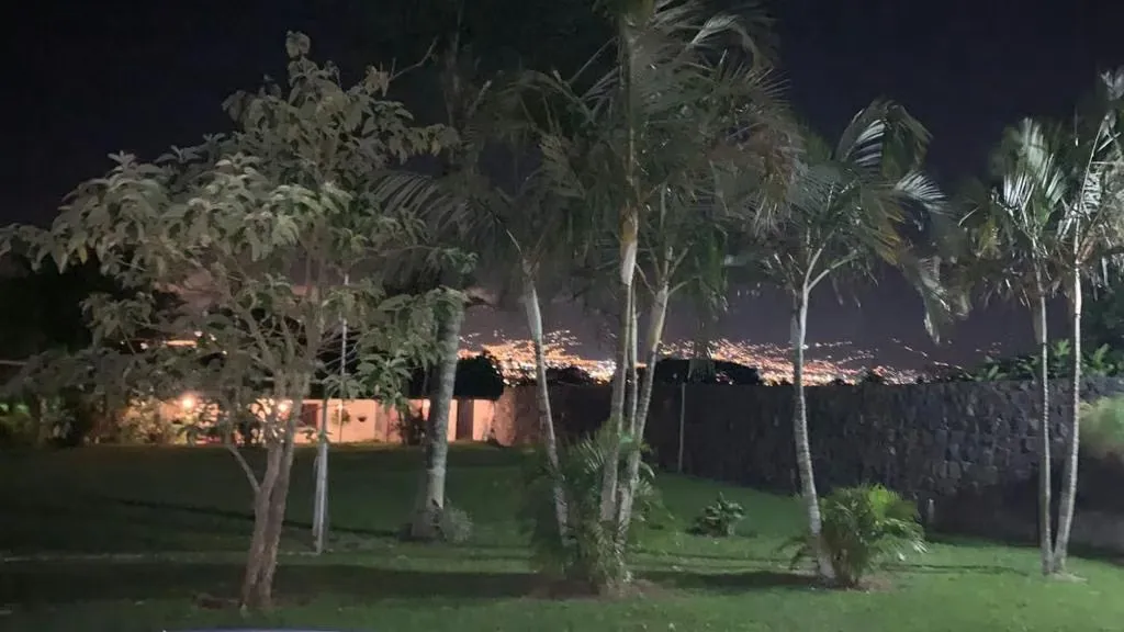 Casa de una planta en venta, estilo rústico y finos acabados, con amplia zona verde en un terreno de 4.522 M. Cuenta con espacio para 10 vehículos o más, al aire libre gracias al ..., photo 3