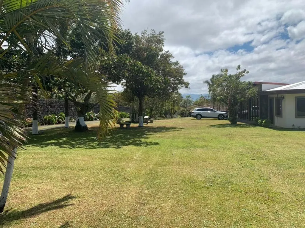 Casa de una planta en venta, estilo rústico y finos acabados, con amplia zona verde en un terreno de 4.522 M. Cuenta con espacio para 10 vehículos o más, al aire libre gracias al ..., photo 4