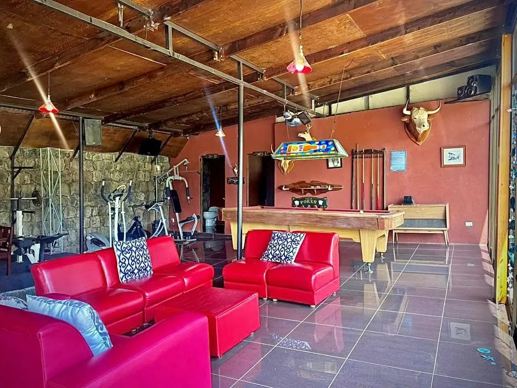 Casa de una planta en venta, estilo rústico y finos acabados, con amplia zona verde en un terreno de 4.522 M. Cuenta con espacio para 10 vehículos o más, al aire libre gracias al ..., photo 7