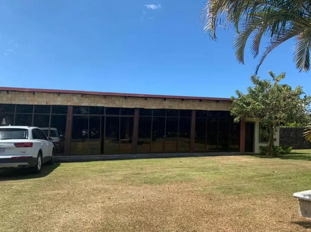 Casa de una planta en venta, estilo rústico y finos acabados, con amplia zona verde en un terreno de 4.522 M. Cuenta con espacio para 10 vehículos o más, al aire libre gracias al ..., photo 8