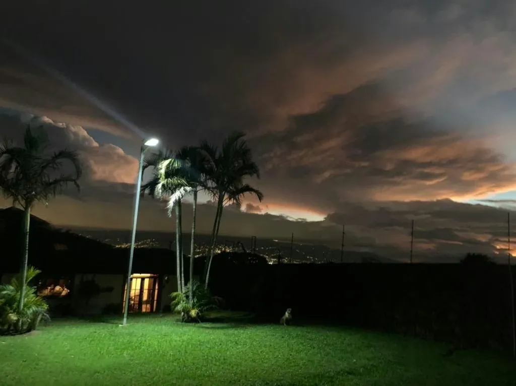 Casa de una planta en venta, estilo rústico y finos acabados, con amplia zona verde en un terreno de 4.522 M. Cuenta con espacio para 10 vehículos o más, al aire libre gracias al ..., photo 9