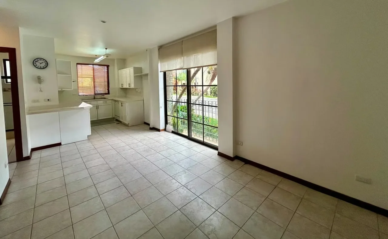 Acogedor apartamento en exclusivo condominio. Ambiente tranquilo. Excelente ubicación muy cerca de comercio en general. A 1 km de Escazú Village.