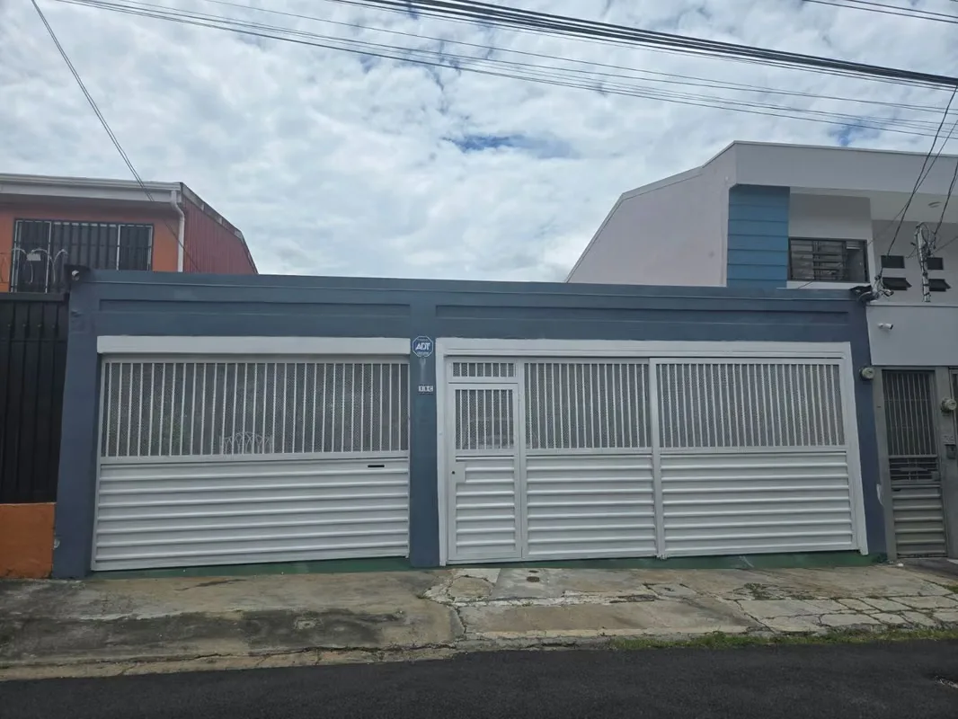 Beautiful house for sale with beautiful patio, large modern kitchen and social areas. Excellent ventilation and natural light. 3 large rooms as well as service room and garage for 3 ...