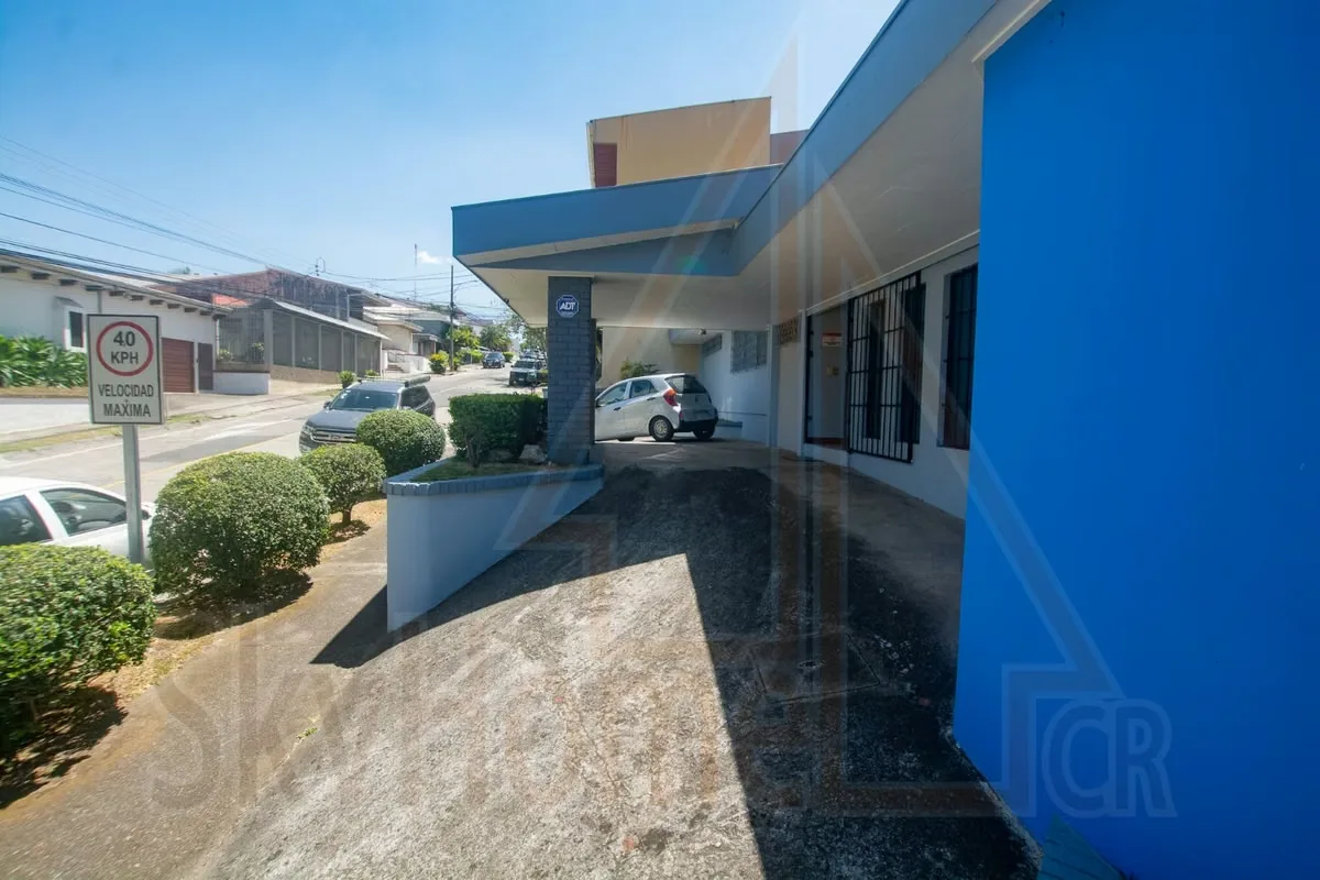 House for rent / Close to Plaza del Sol, Curridabat / Eskinera / Commercial floor use / Spacious spaces