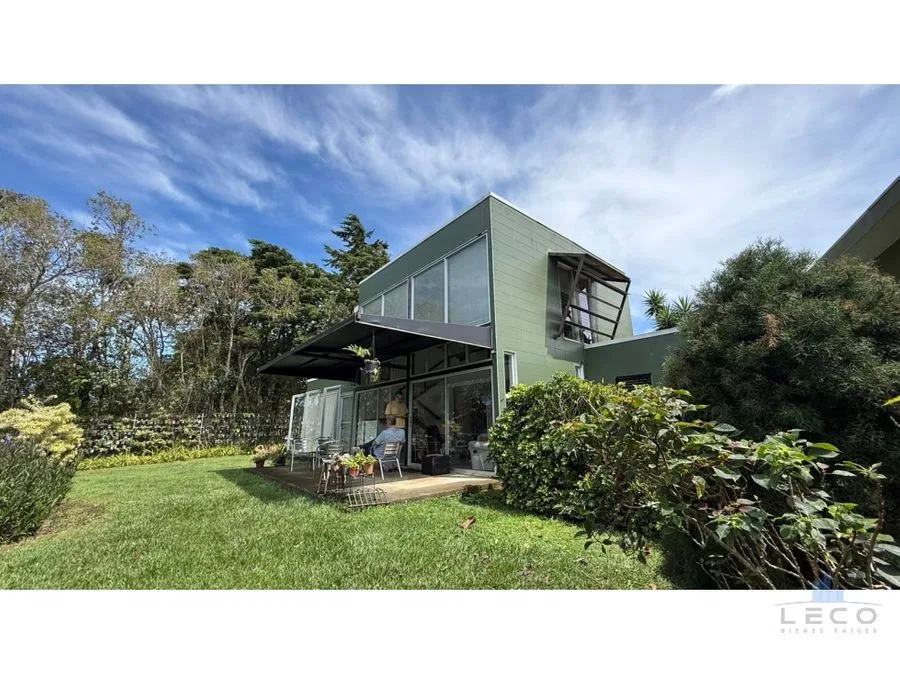 Venta Casa Moderna con Amplio Terreno en San Isidro de Heredia