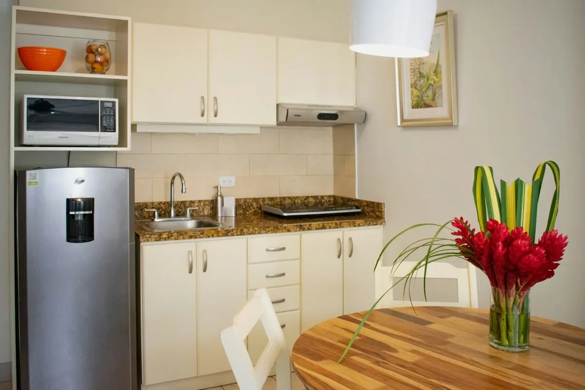 Cómodo y funcional apartamento completamente amueblado, ideal para quienes buscan un espacio listo para habitar, con excelente distribución y acabados.