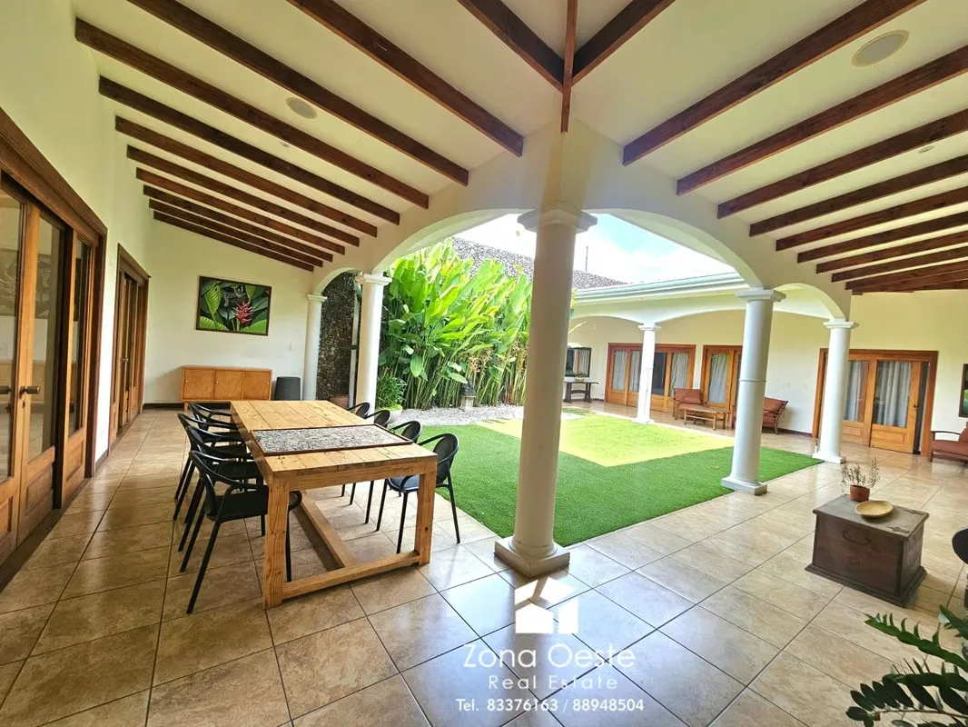 Zona Oeste Real Estate le ofrece a la venta preciosa y amplia casa independiente de 1 plantas, ubicada en Trejos Montealegre, la mejor ubicación de Escazú, cerca de centros ...