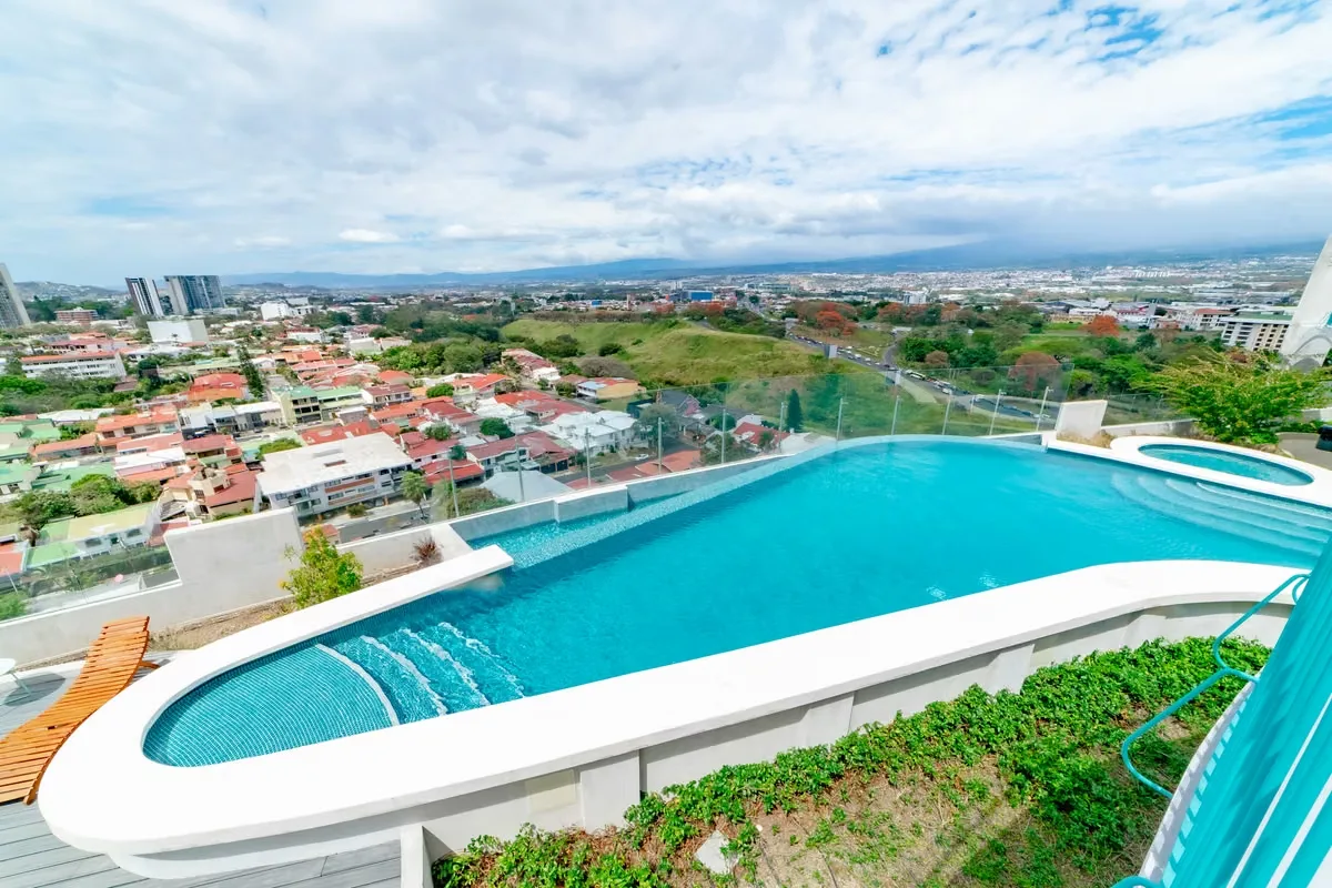 Apartamento completamente amueblado en venta en Iconnia, La Sabana, una de las zonas con mayor demanda residencial y de inversión en Costa Rica. Con 97 m² de construcción, esta ...