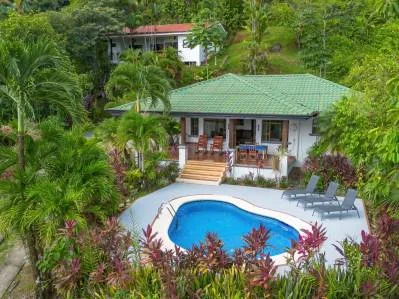 Casa con cascada en comunidad privada, asequible y en la jungla