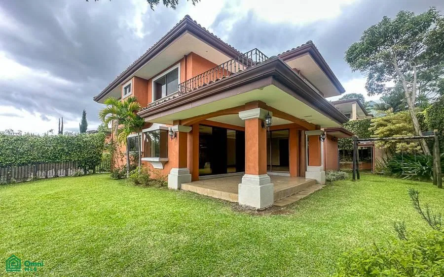 Residencia Familiar Espaciosa en San Antonio de Escazú