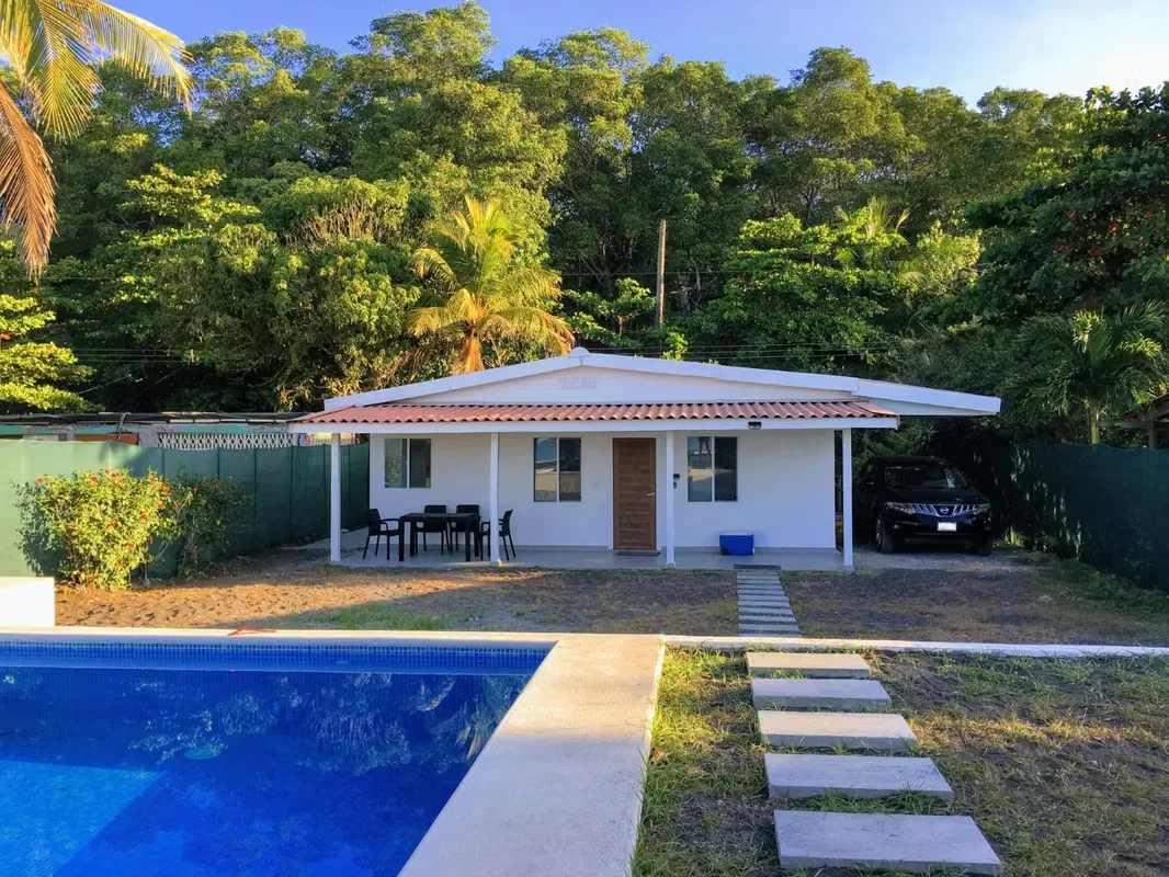 Casa Frente al Mar con Piscina Privada en Playa Tivives, Puntarenas
