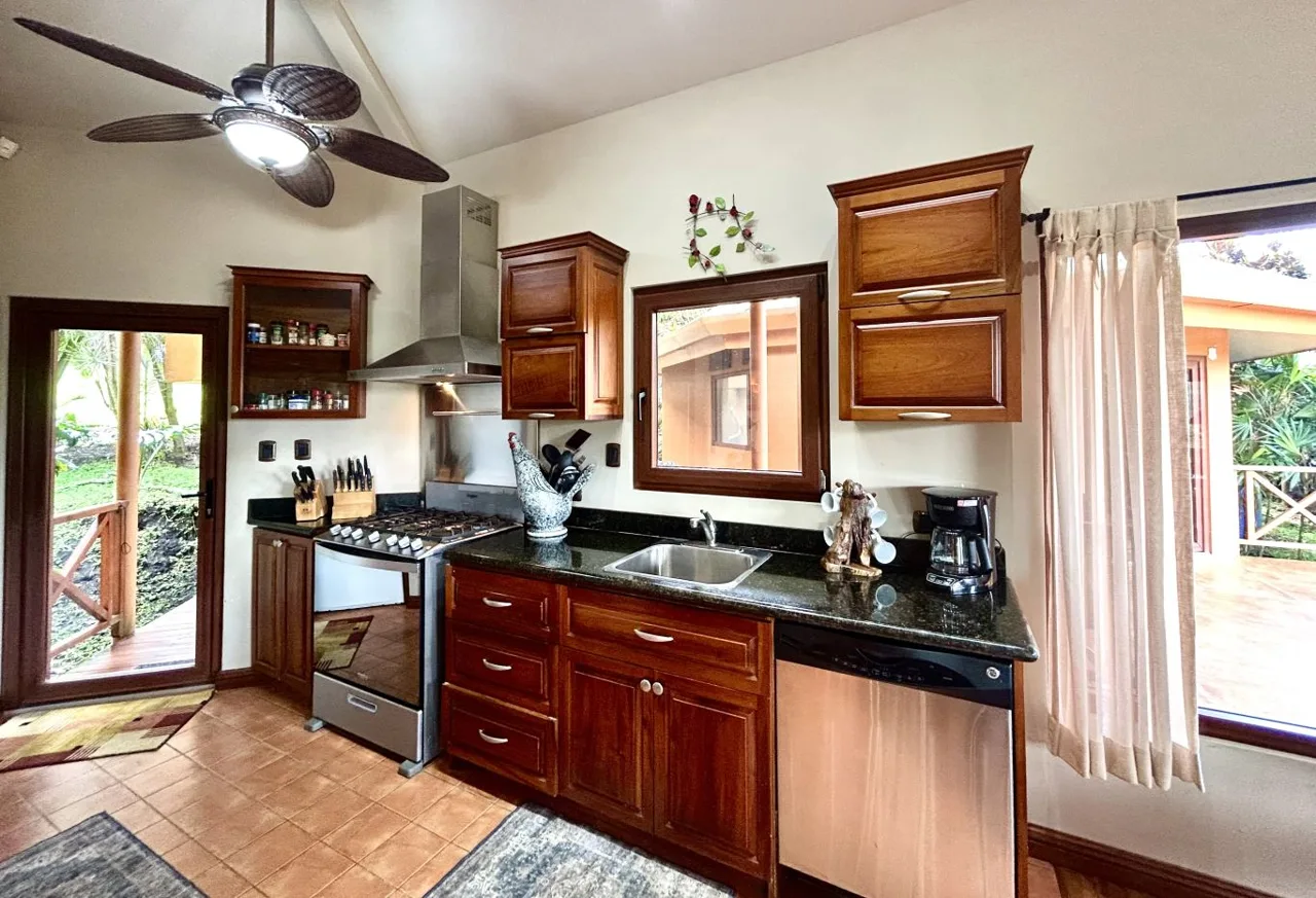 Waterfront Lake Arenal Villa with Guest Casita in Exclusive Buena Vista Community, photo 12