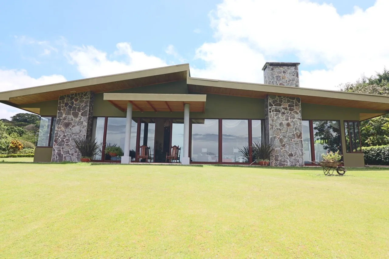 Estate for Sale Surrounded by Nature in San Isidro, Heredia