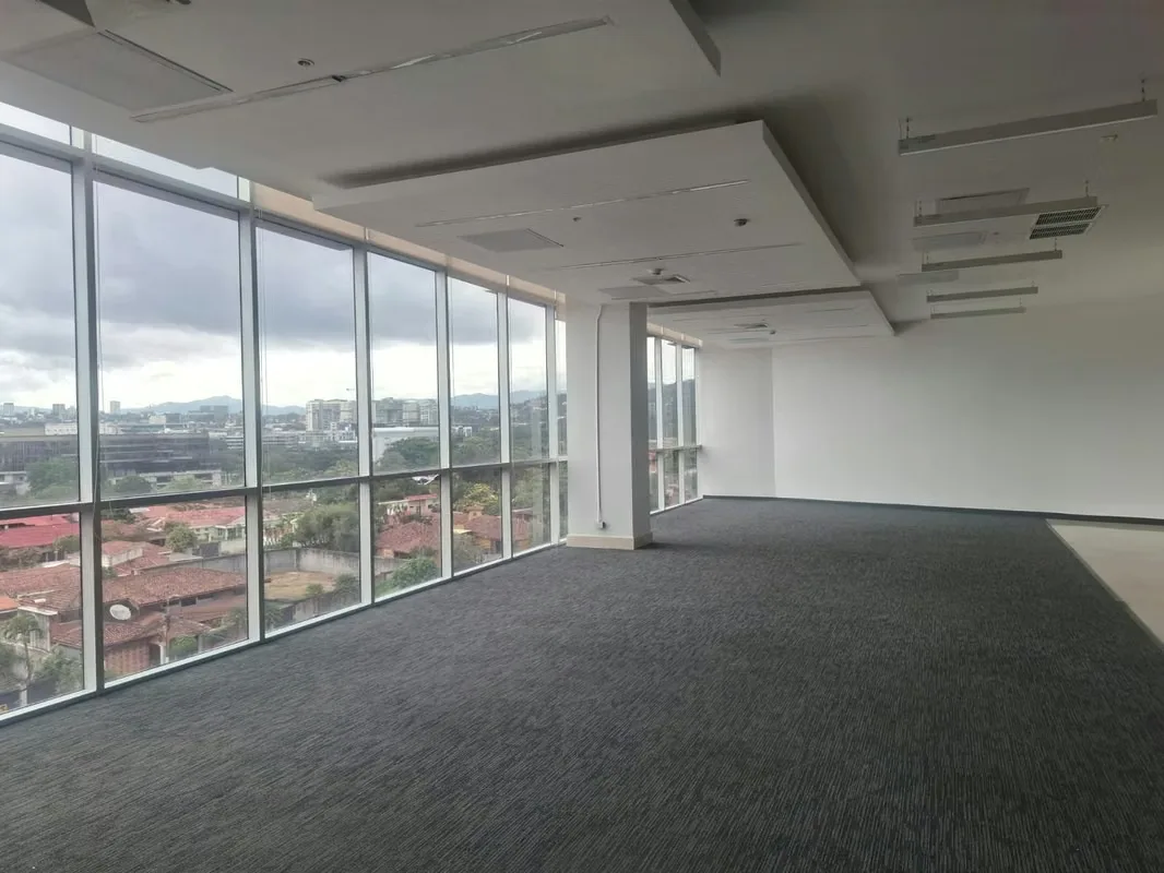 Alquilo oficina 275m2 en San Rafel de Escazú con divisiones, parqueos y seguridad 24/7
