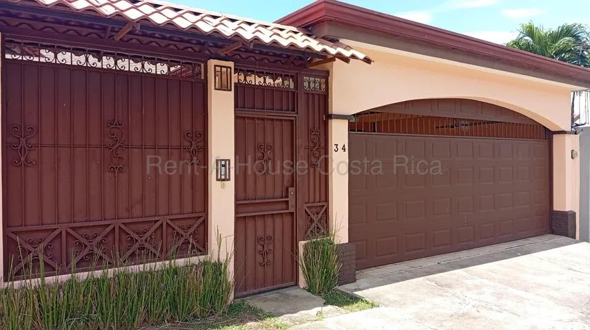 Alquiler de Hermosa Casa Independiente de una Planta en Pozos de Santa Ana. RAH 27-454 - Alquiler / Renta en Santa Ana