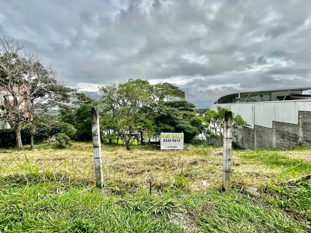 Opportunity Price! High-value lot in an unbeatable location, just 300m from La Paco Shopping Center, with restaurants, a bank, Fresh Market, and high-end condominiums. Only 5 minutes ...