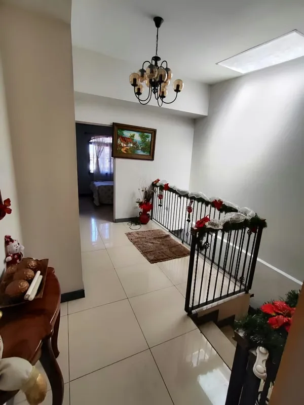 Recibe ingresos adicionales desde el dia uno. Esta casa ubicada en una calle segura y con ubicación muy cercana al Walmart cuenta con un apartamento anexo, el cual puedes alquilar, o ...