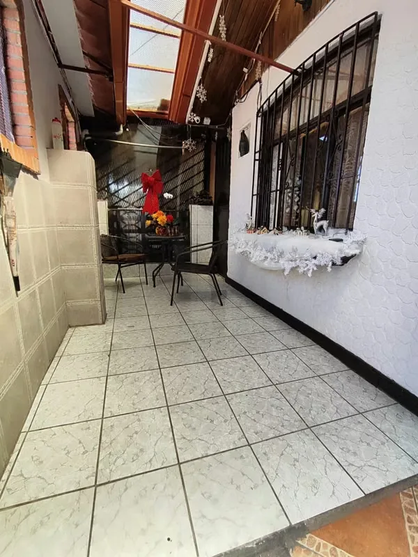 Recibe ingresos adicionales desde el dia uno. Esta casa ubicada en una calle segura y con ubicación muy cercana al Walmart cuenta con un apartamento anexo, el cual puedes alquilar, o ..., photo 2