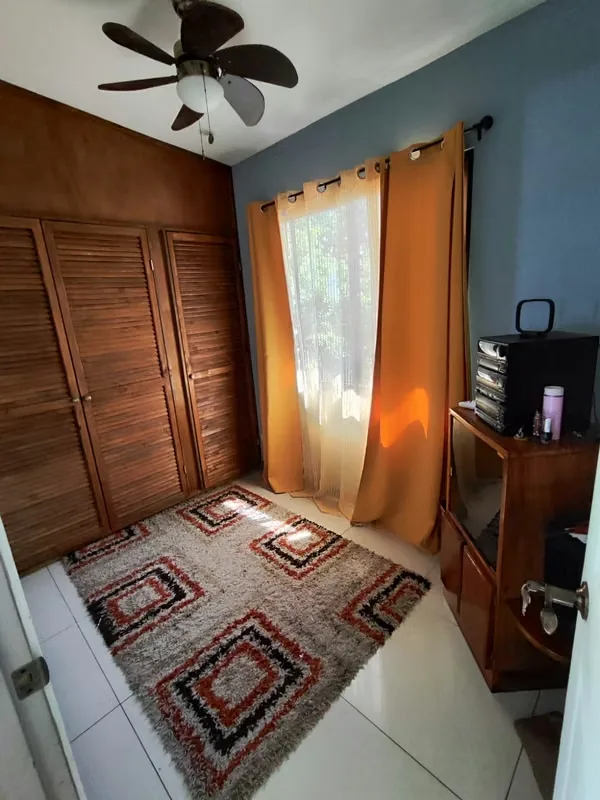 Recibe ingresos adicionales desde el dia uno. Esta casa ubicada en una calle segura y con ubicación muy cercana al Walmart cuenta con un apartamento anexo, el cual puedes alquilar, o ..., photo 3