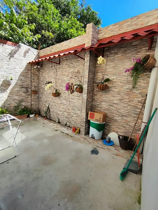 Recibe ingresos adicionales desde el dia uno. Esta casa ubicada en una calle segura y con ubicación muy cercana al Walmart cuenta con un apartamento anexo, el cual puedes alquilar, o ..., photo 4