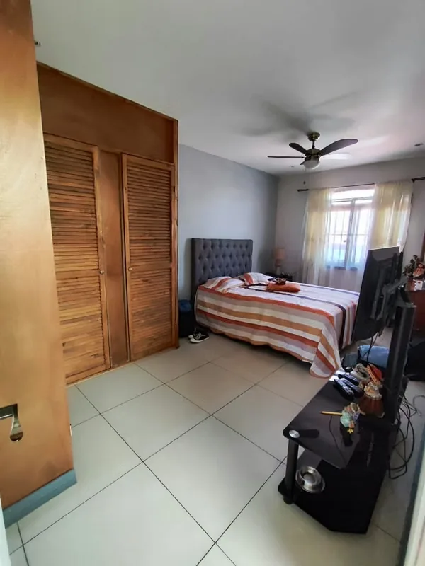 Recibe ingresos adicionales desde el dia uno. Esta casa ubicada en una calle segura y con ubicación muy cercana al Walmart cuenta con un apartamento anexo, el cual puedes alquilar, o ..., photo 5