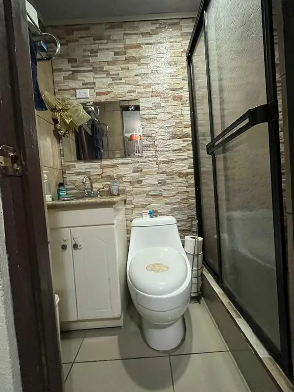 Recibe ingresos adicionales desde el dia uno. Esta casa ubicada en una calle segura y con ubicación muy cercana al Walmart cuenta con un apartamento anexo, el cual puedes alquilar, o ..., photo 8