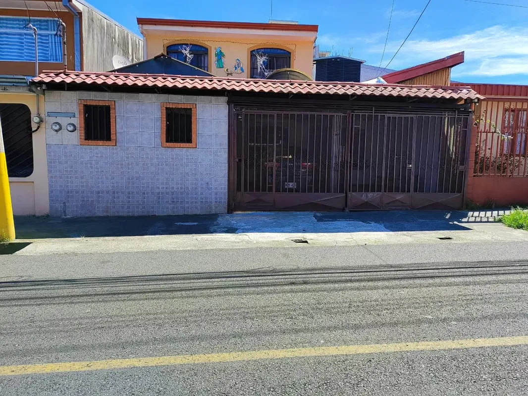 Recibe ingresos adicionales desde el dia uno. Esta casa ubicada en una calle segura y con ubicación muy cercana al Walmart cuenta con un apartamento anexo, el cual puedes alquilar, o ..., photo 10