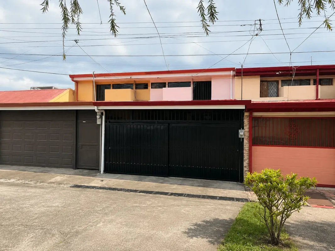 House for sale in San Sebastián. 3 Bedrooms + Office. Prime location close to everything!
