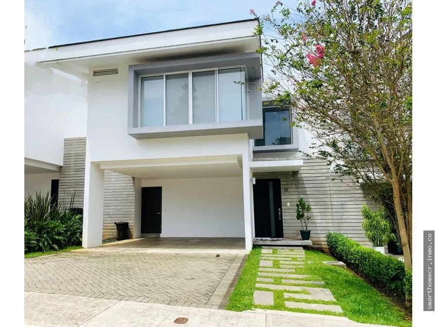 ALQUILER DE CASA MODERNA EN CONDOMINIO EN ESCAZÚ*