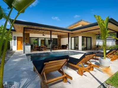 ¡Casa de lujo nueva en Uvita, más lote adyacente disponible!