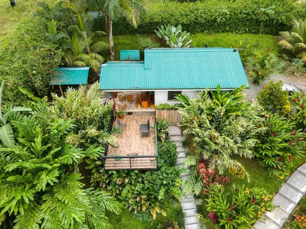 This stunning property is located in one of the most touristic and sought-after areas in the country, just 7 minutes from downtown La Fortuna. With a land area of 2,696 m² ...