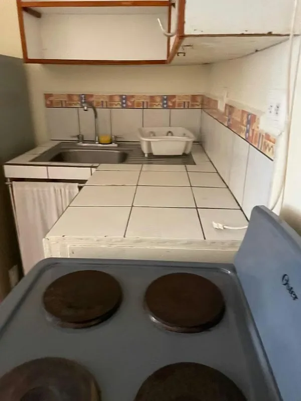 Small Furniture apartament. 1 bedroom, 1 bathroom, 1 kitchen, 1 sofa and 1 table, 1 washing machine, 1 refrigerador, 1 stove. 1 qween sizes bed., photo 5