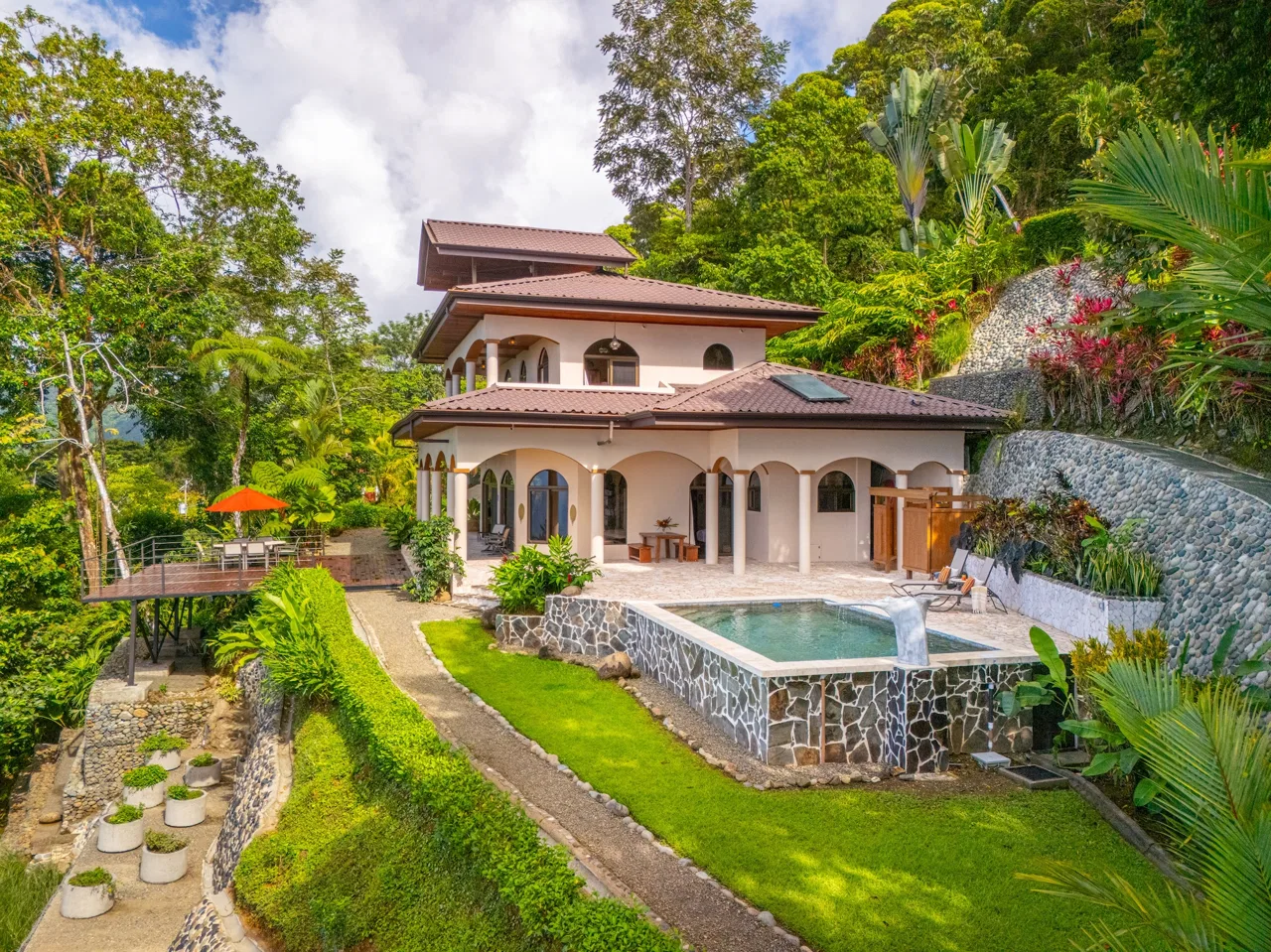 PROPERTY WITH AMAZING WHALE TAIL VIEW 3 BEDROOM HOME, IN UVITA – 1.58 ACRES