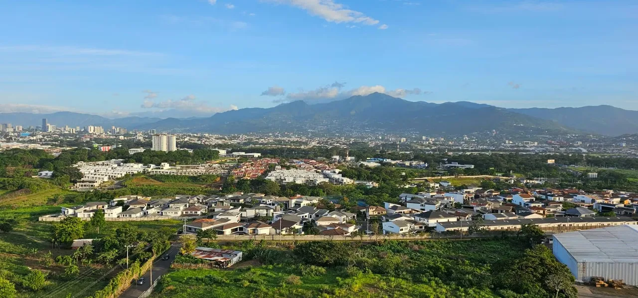 Apartamento de lujo en el Condominio Bella Vista en el Barreal de Heredia con extraordinaria vista al Valle Central, se alquila amueblado.