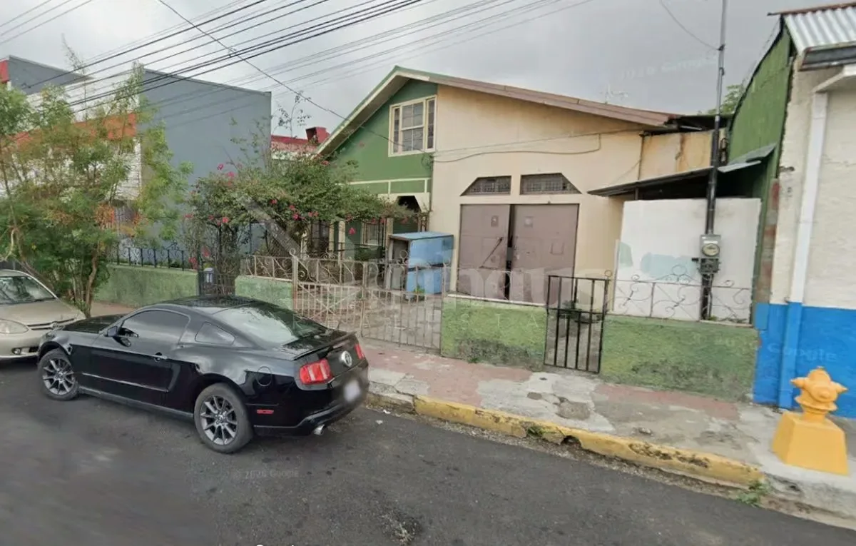 Venta de lote ubicado en Barrio México de 380 m2. El uso de suelo indica que se encuentra en ZR2 (Zona Residencial 2) que permite ciertas actvidades comerciales, tales como: tienda de ...