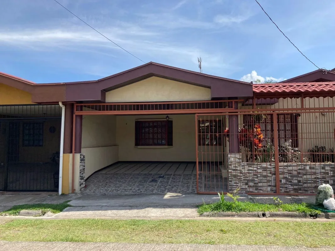 ¿Buscas una casa cómoda y de una sola planta, en una ubicación estratégica de Heredia? Esta propiedad en Llorente de Flores puede ser una excelente opción para quienes buscan vivir ...