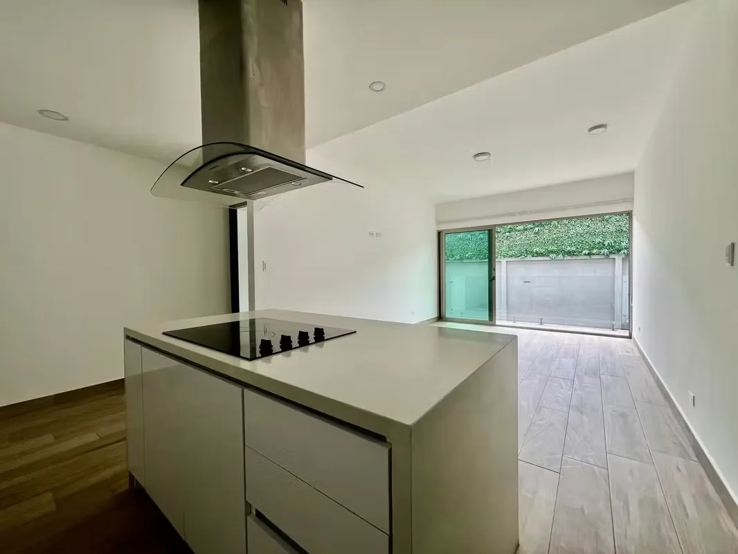 Ubicación exclusiva en Rohrmoser, en el Condominio Boutique, 50 metros al oeste del Centro de Alta Tecnología, cerca de la Embajada Americana y frente al Parque Bella ...