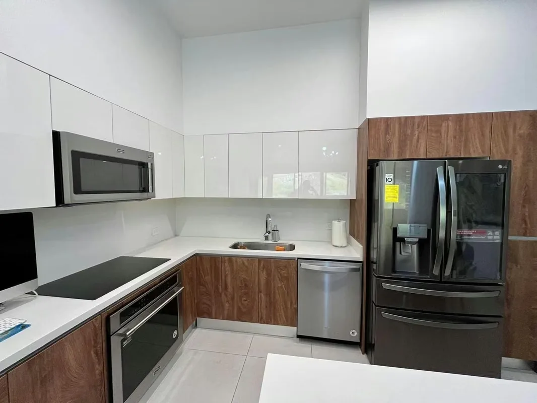 Alquilo precioso y muy amplio apartamento en el exclusivo condominio BOSQUES DEL CAFÉ ubicado en el límite entre Guachipelín Norte y Pozos de Santa Ana, estilo moderno, con acabados ...