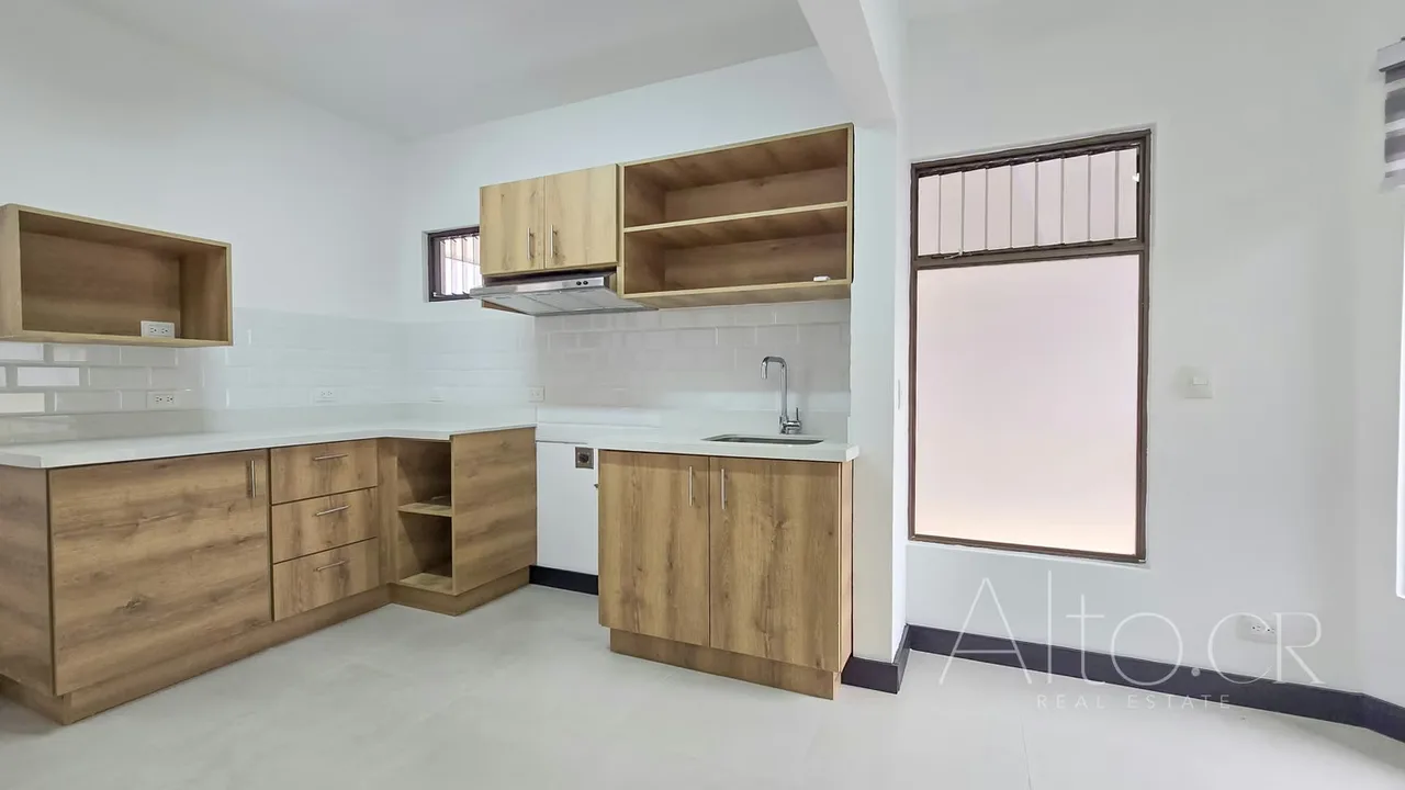 Apartamento en 2do nivel queda dentro de un residencial en Pozos de Santa Ana con aguaja y guarda 24/7 queda en un conjunto de 3 apartamentos, esta en perfecto estado de mantenimiento ...
