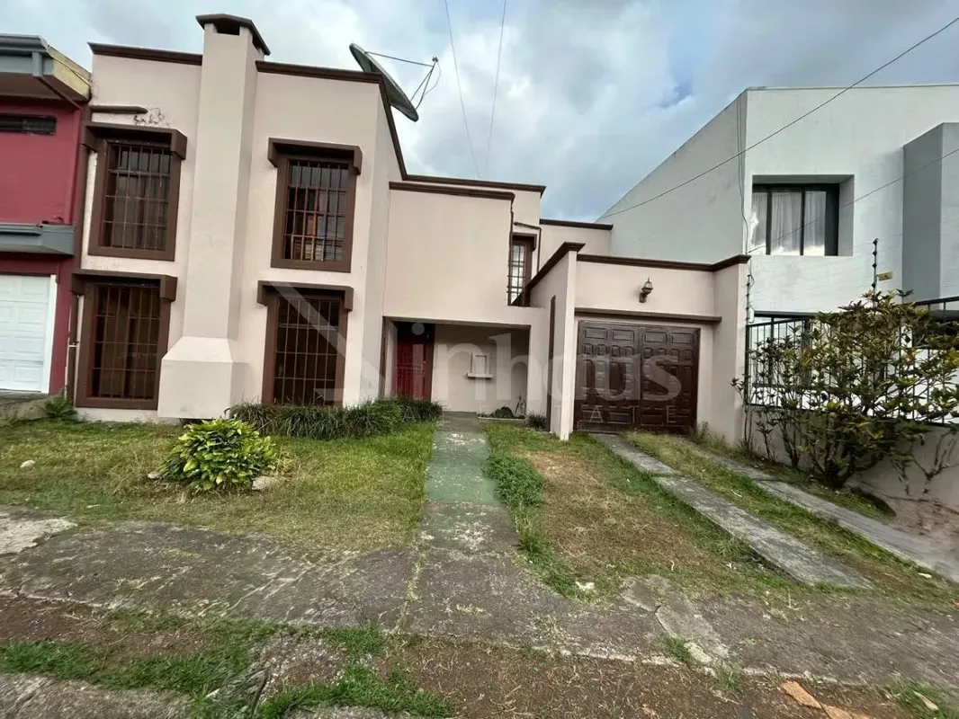 Casa en alquiler en Ayarco, ubicada en residencial sobre calle secundaria. Esta casa cuenta con espacio para 4 vehiculos, dos bajo techo y dos frente a la casa. Cuenta con espacios ...
