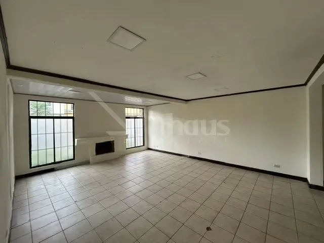 Casa en alquiler en Ayarco, ubicada en residencial sobre calle secundaria. Esta casa cuenta con espacio para 4 vehiculos, dos bajo techo y dos frente a la casa. Cuenta con espacios ..., photo 3