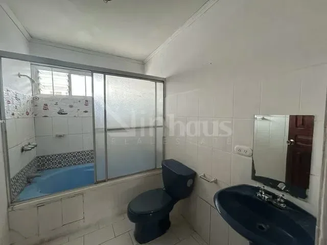 Casa en alquiler en Ayarco, ubicada en residencial sobre calle secundaria. Esta casa cuenta con espacio para 4 vehiculos, dos bajo techo y dos frente a la casa. Cuenta con espacios ..., photo 6