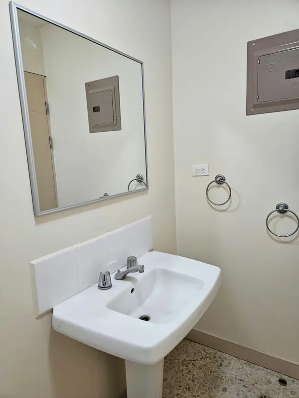 Office available on the 2nd floor of the Oficentro Calle 41, Barrio Dent, San Pedro., photo 7