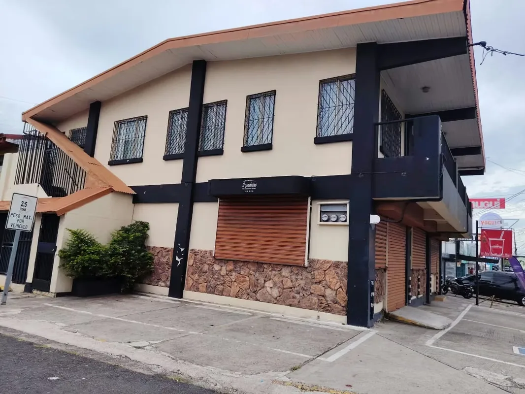 En la mejor zona comercial y de demanda. Nunciatura sobre calle ancha a Pavas. Estupendo, para comercio de exibición, restaurante, oficina de call center, cafetería, tiene parqueo. ...