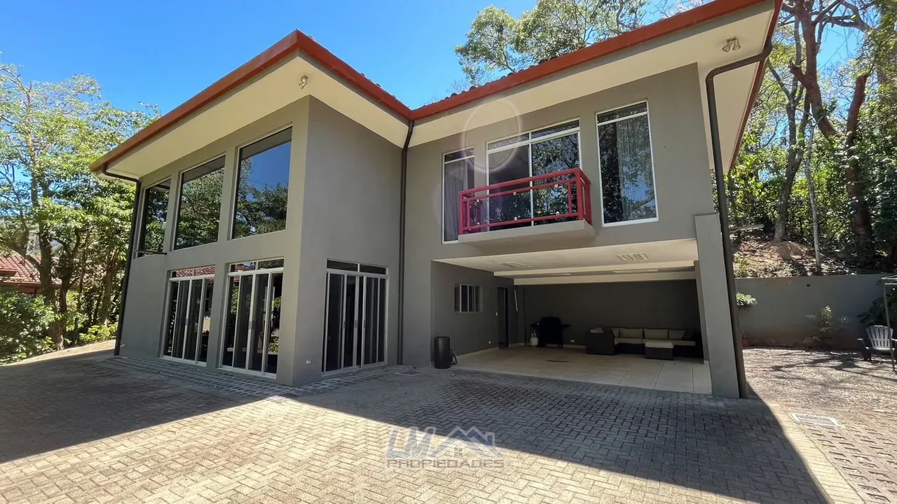Disfrutá de la tranquilidad de vivir rodeado de naturaleza en esta amplia casa de dos plantas, ubicada en un seguro y tranquilo condominio en Ciudad Colón, San José.