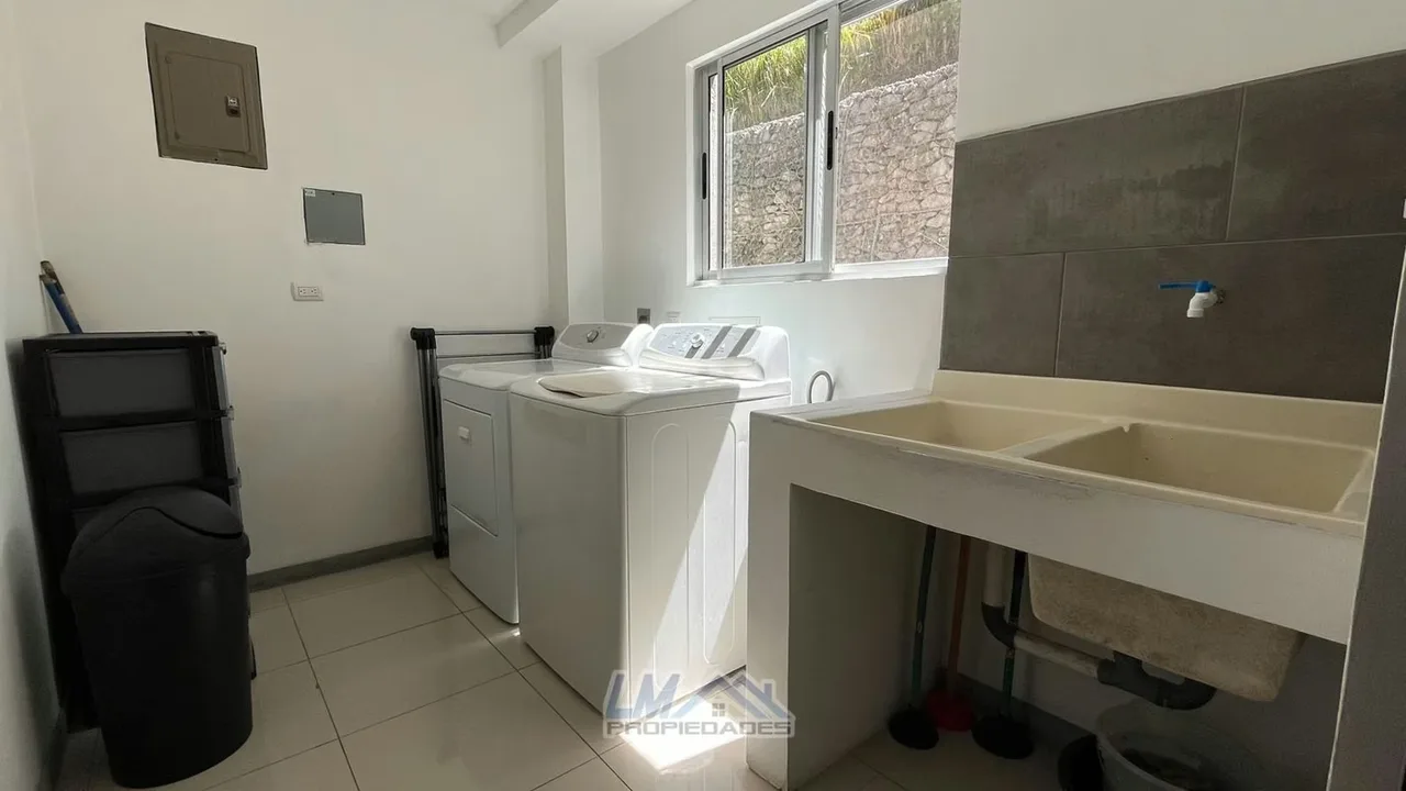 Disfrutá de la tranquilidad de vivir rodeado de naturaleza en esta amplia casa de dos plantas, ubicada en un seguro y tranquilo condominio en Ciudad Colón, San José., photo 2