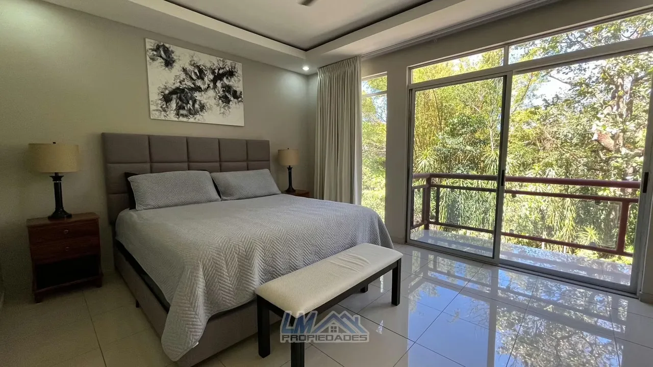 Disfrutá de la tranquilidad de vivir rodeado de naturaleza en esta amplia casa de dos plantas, ubicada en un seguro y tranquilo condominio en Ciudad Colón, San José., photo 12