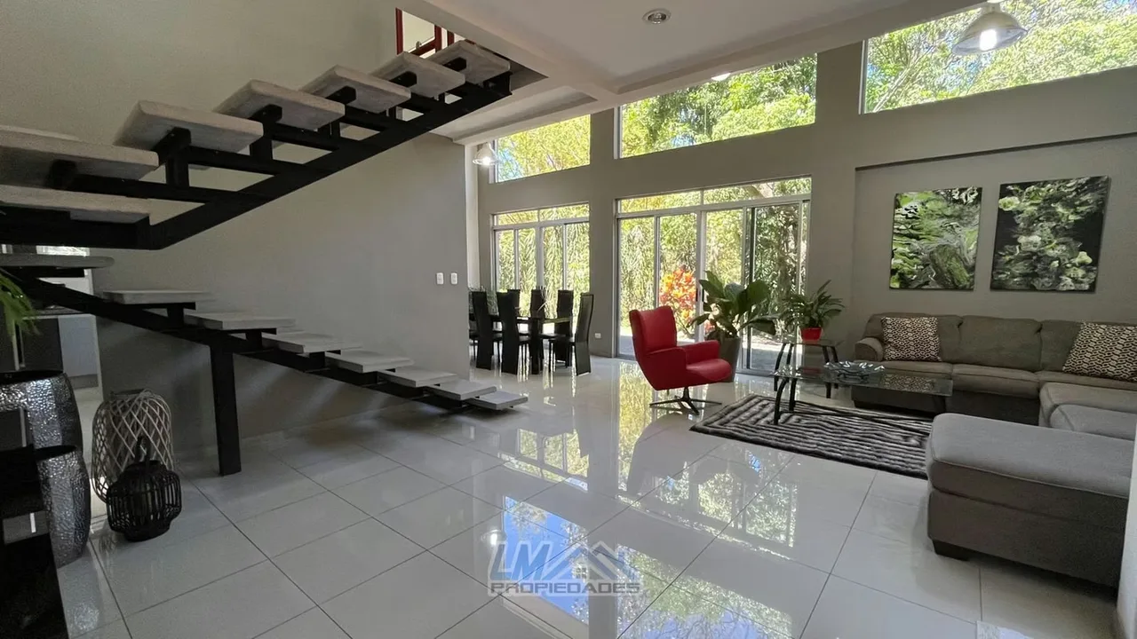 Disfrutá de la tranquilidad de vivir rodeado de naturaleza en esta amplia casa de dos plantas, ubicada en un seguro y tranquilo condominio en Ciudad Colón, San José., photo 13