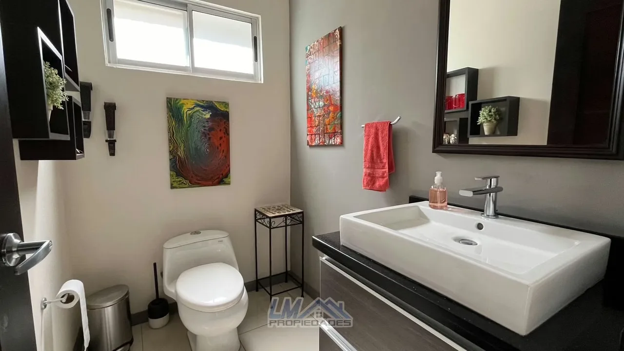 Disfrutá de la tranquilidad de vivir rodeado de naturaleza en esta amplia casa de dos plantas, ubicada en un seguro y tranquilo condominio en Ciudad Colón, San José., photo 15